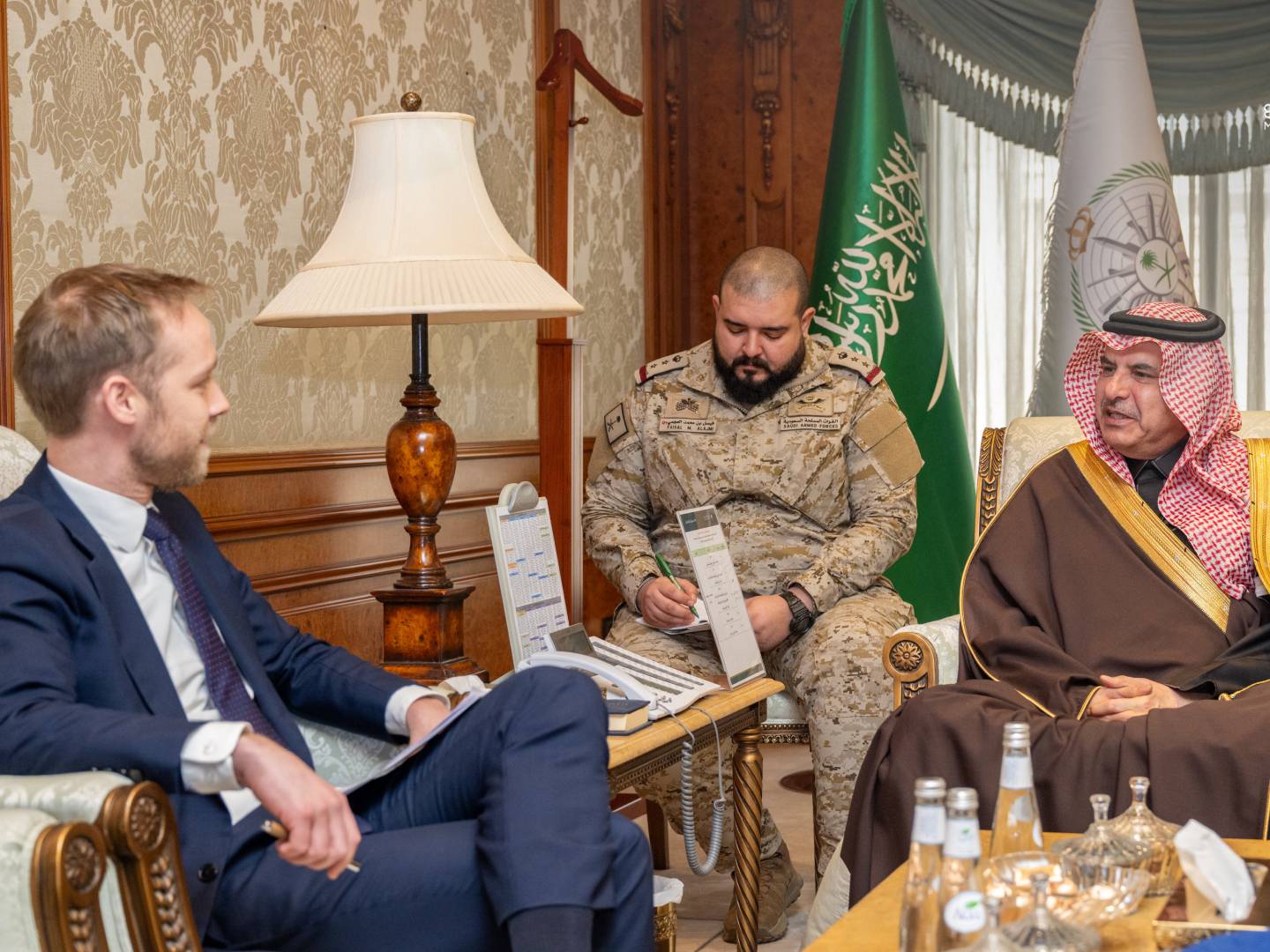 رحيل عادل العتيبي يصدم الوسط الفني السعودي