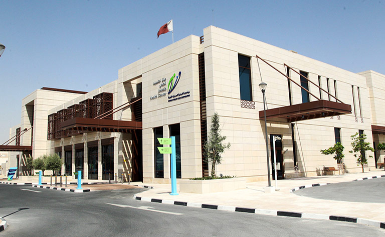 إصلاح تسريب خط مياه في القنطرة شرق