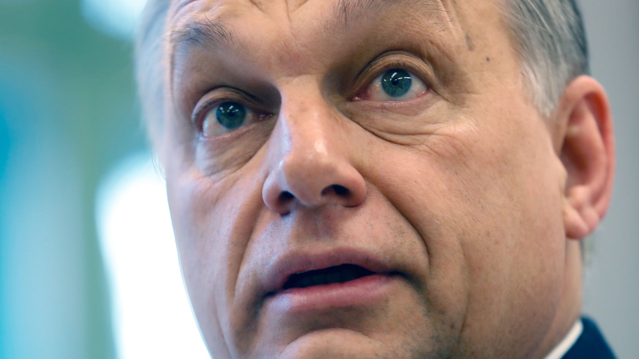 أوربان يتراجع بعد هزيمة ساحقة في الانتخابات الهنغارية