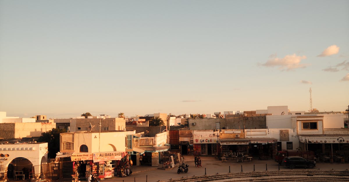 تشميع محلات تجارية في أسيوط لمخالفتهم قرار الغلق