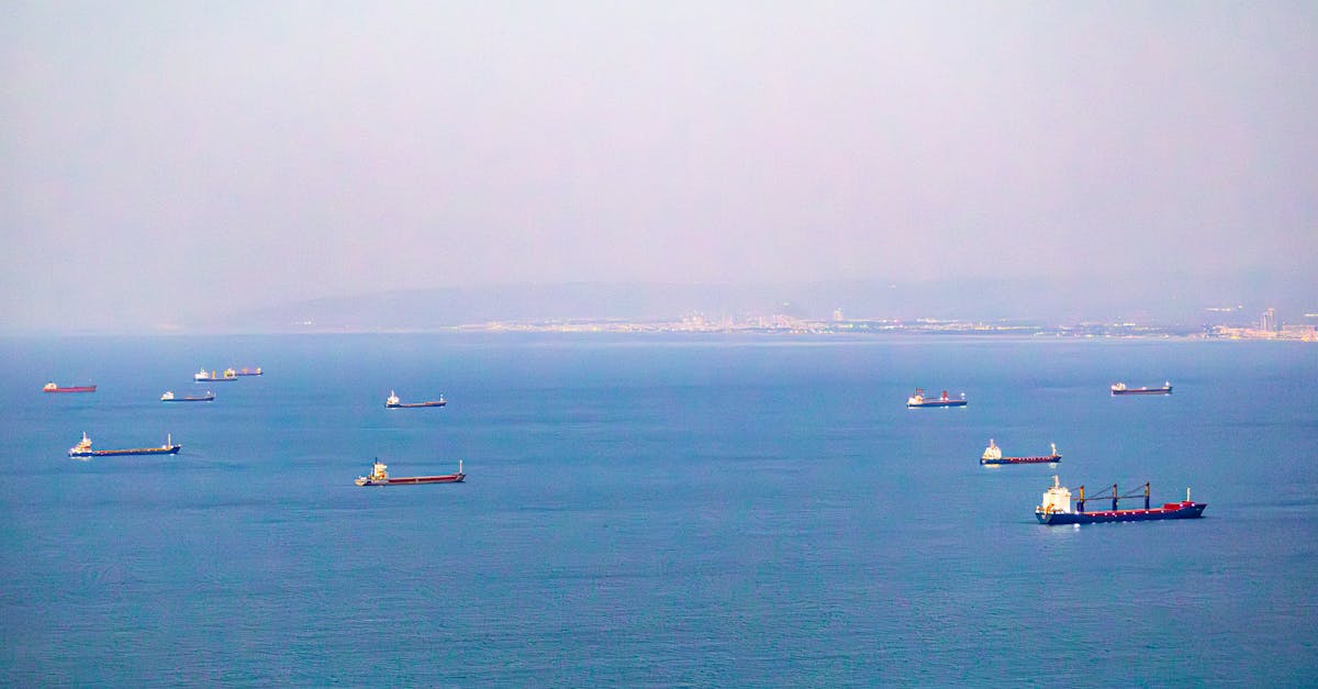 انفراج في مضيق هرمز: حركة الشحن تستأنف بعد اتفاق أمريكي إيراني