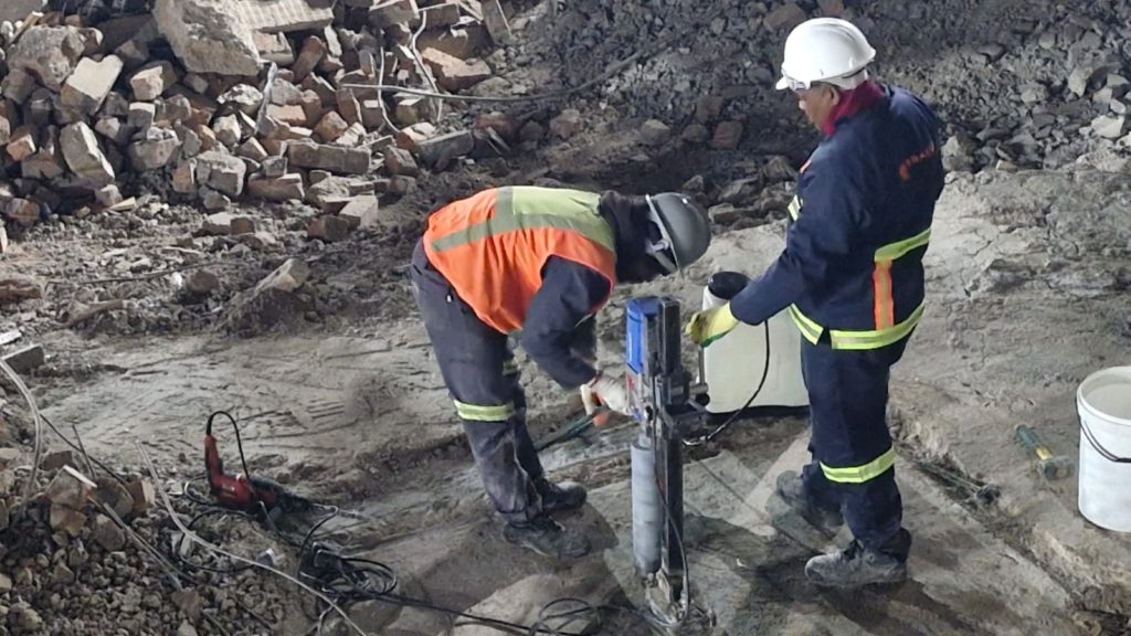 Sechs Häuser beschädigt und Familie überlebt – Tragischer Vorfall