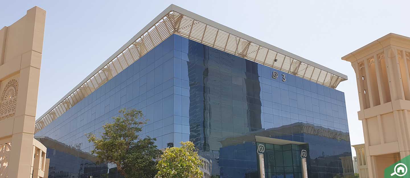 Des débris tombent sur le bâtiment d'Oracle à Dubaï