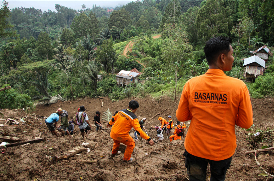 تشييع ضحايا الانهيار الأرضي في إندونيسيا