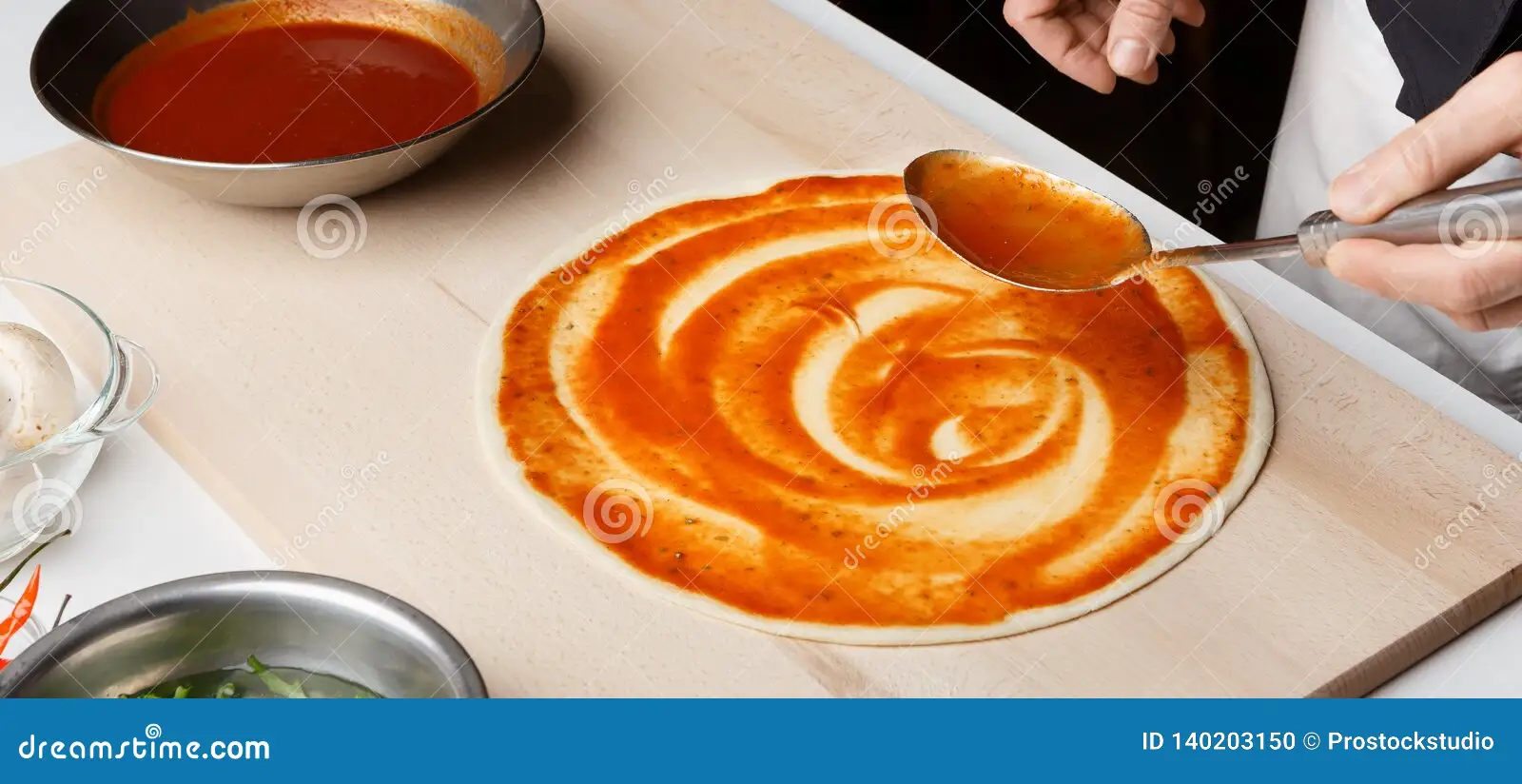 Préparez la sauce pizza italienne avec des ingrédients simples