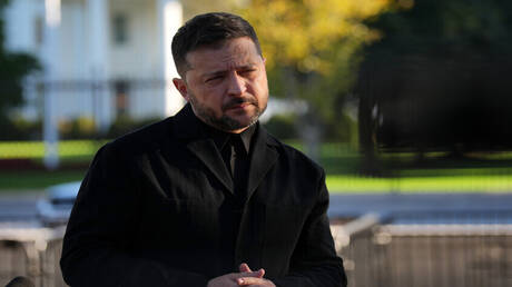 زيلينسكي يتجاهل تقارير قائد القوات المسلحة الأوكرانية