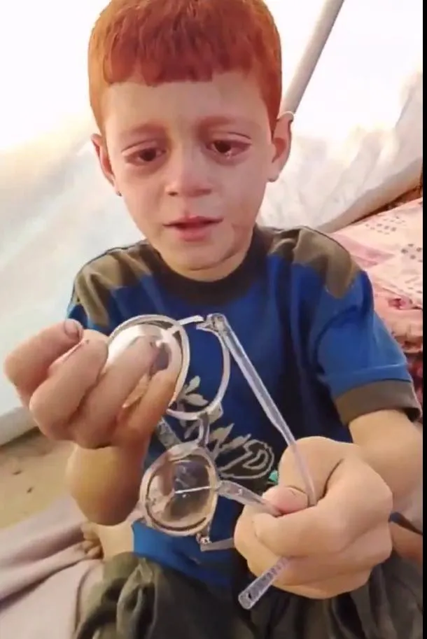 طفل فلسطيني يبكي على نظارته المكسورة