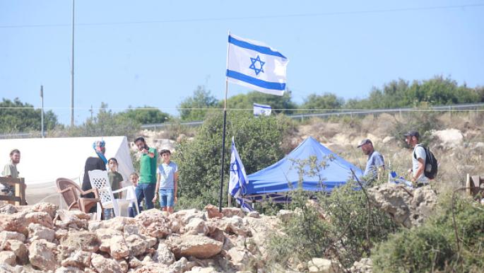 مستوطنون يعزلون قرية فلسطينية بنقل بوابة عسكرية