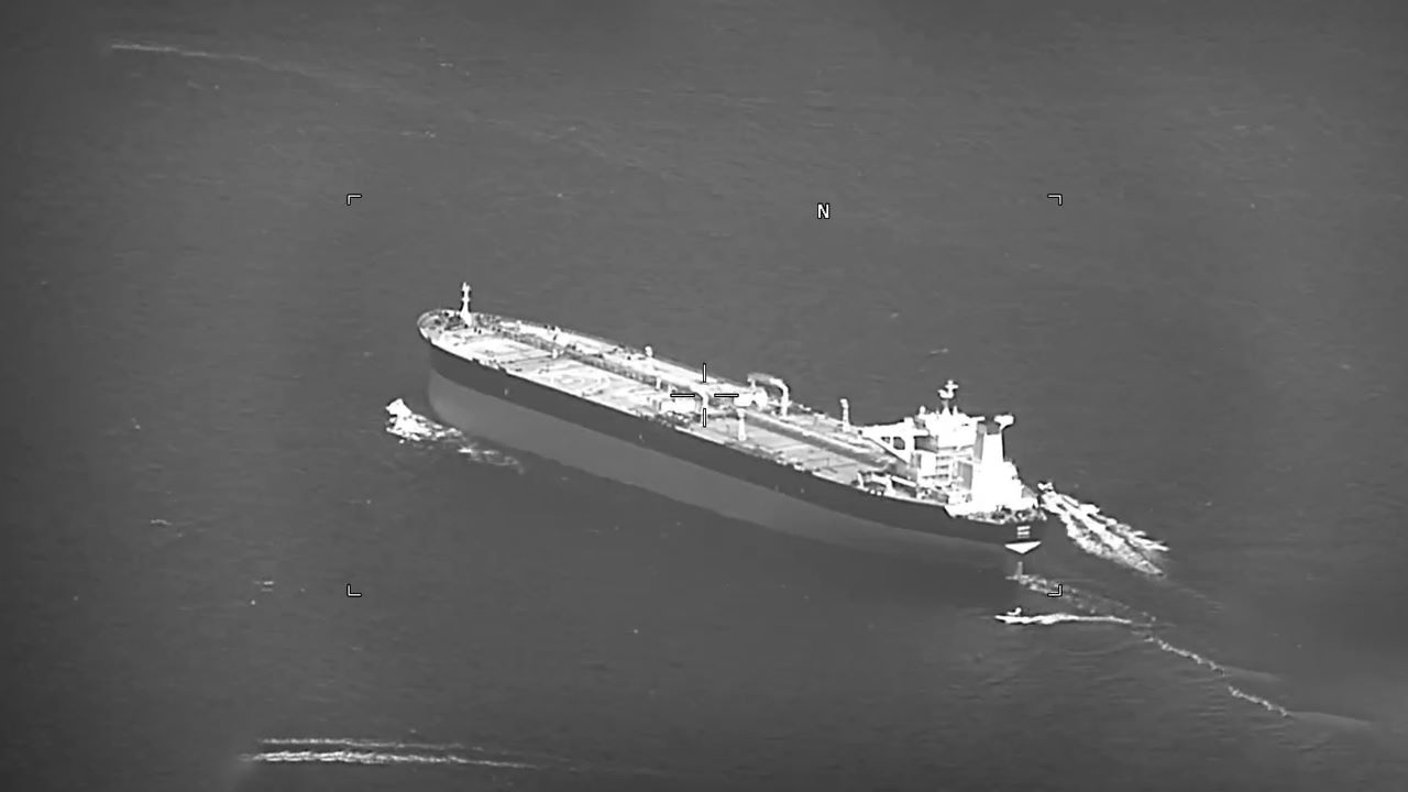 ناقلة غاز ترفع علم بنما تحاول عبور مضيق هرمز