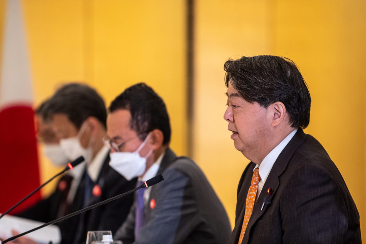 بحث تطورات الأوضاع في المنطقة بين وزير الخارجية الياباني