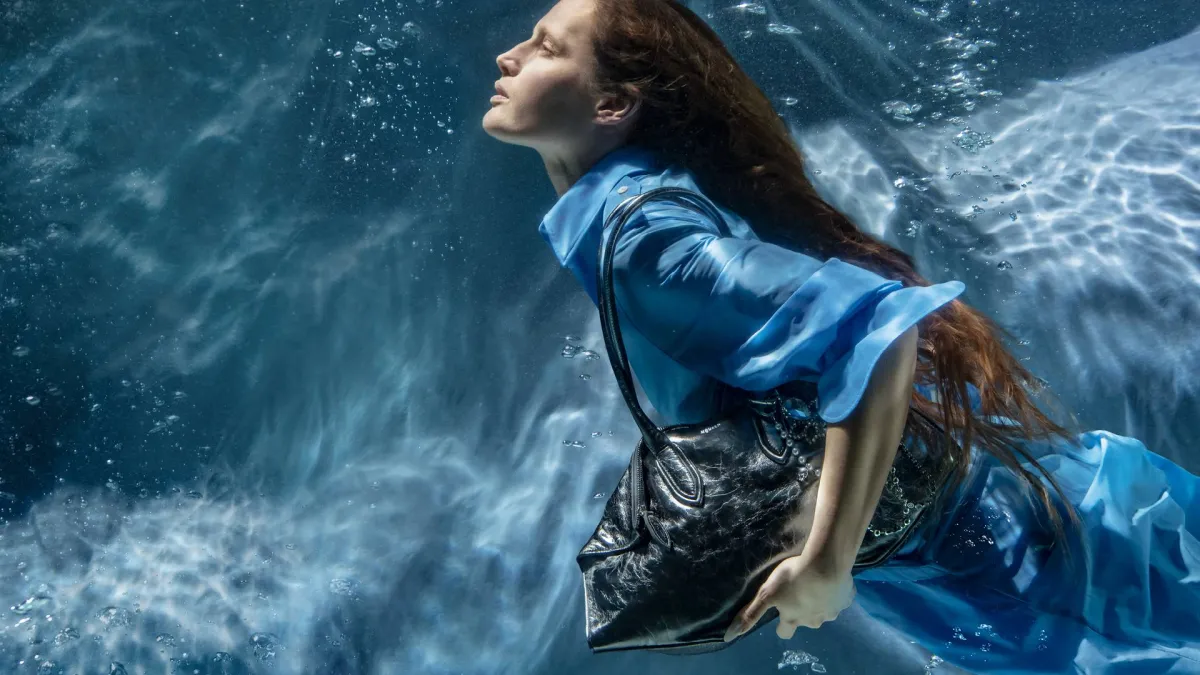 حقائب اليد تتصدر موضة الموسم بتصاميم مبتكرة