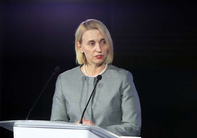 استقالة سفيرة أمريكا السابقة بسبب انحياز ترامب لروسيا