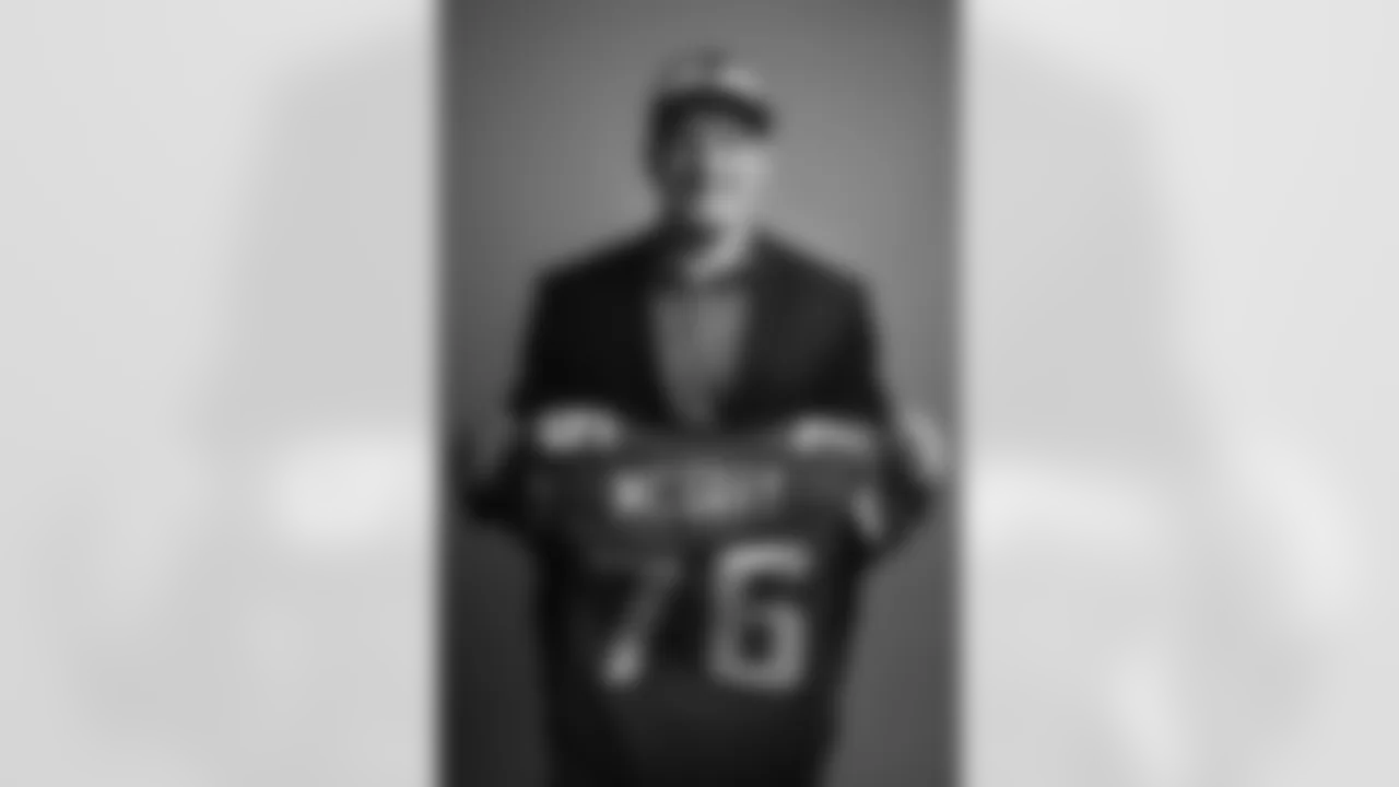 اعتزال كاليب مكغاري لاعب الفالكونز في سن الـ31