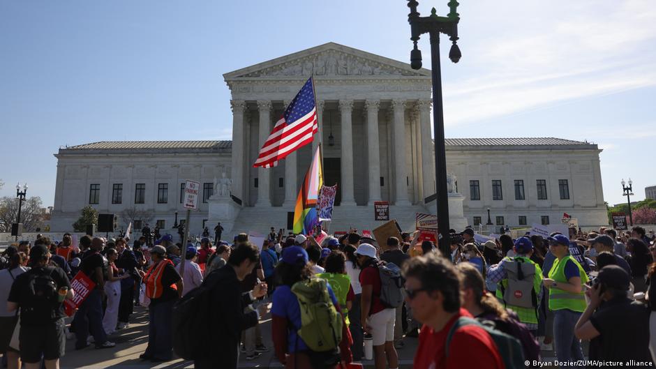 ترامب يحضر جلسة المحكمة العليا حول الجنسية بالولادة