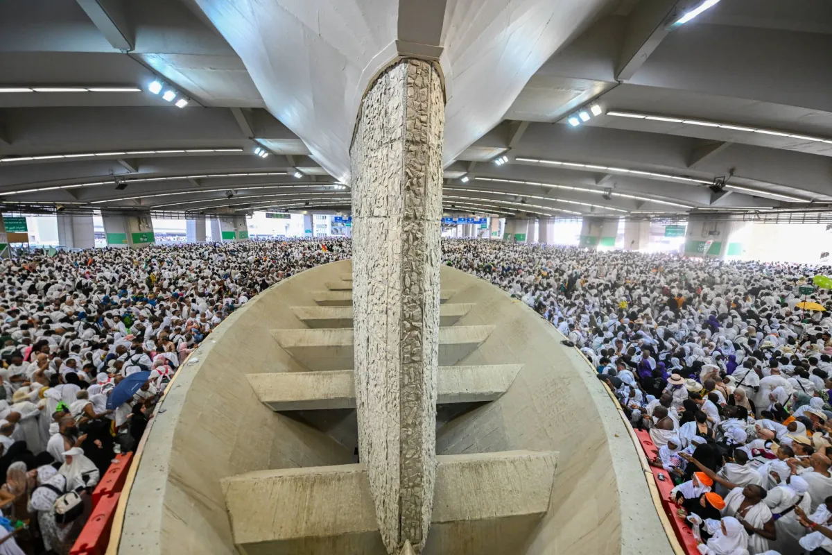 Pilger werfen große Jamra an Eid al-Adha