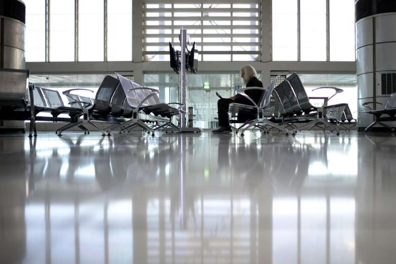 Dach einstürzt am Flughafen Manila und verletzt Reisende