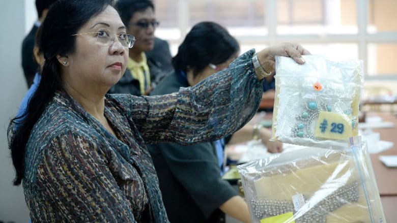 Peso Decline: Marcos Sets Limits on Government Defense