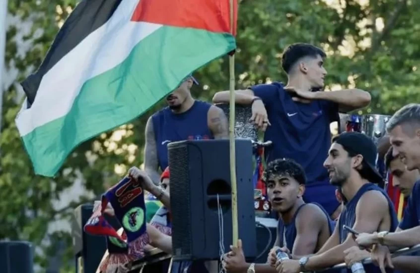 سانشيز يدافع عن يامال بعد انتقادات إسرائيلية