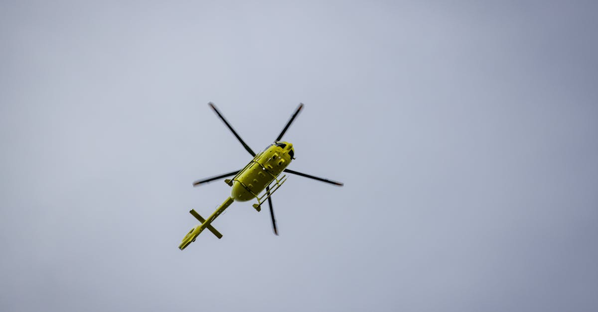 Kinder sammeln Marshmallows aus einem Hubschrauber