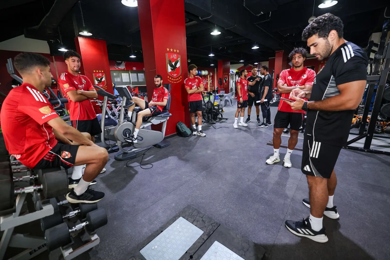 أحمد حسن ينتقد لاعبي الأهلي بعد التعادل مع سيراميكا