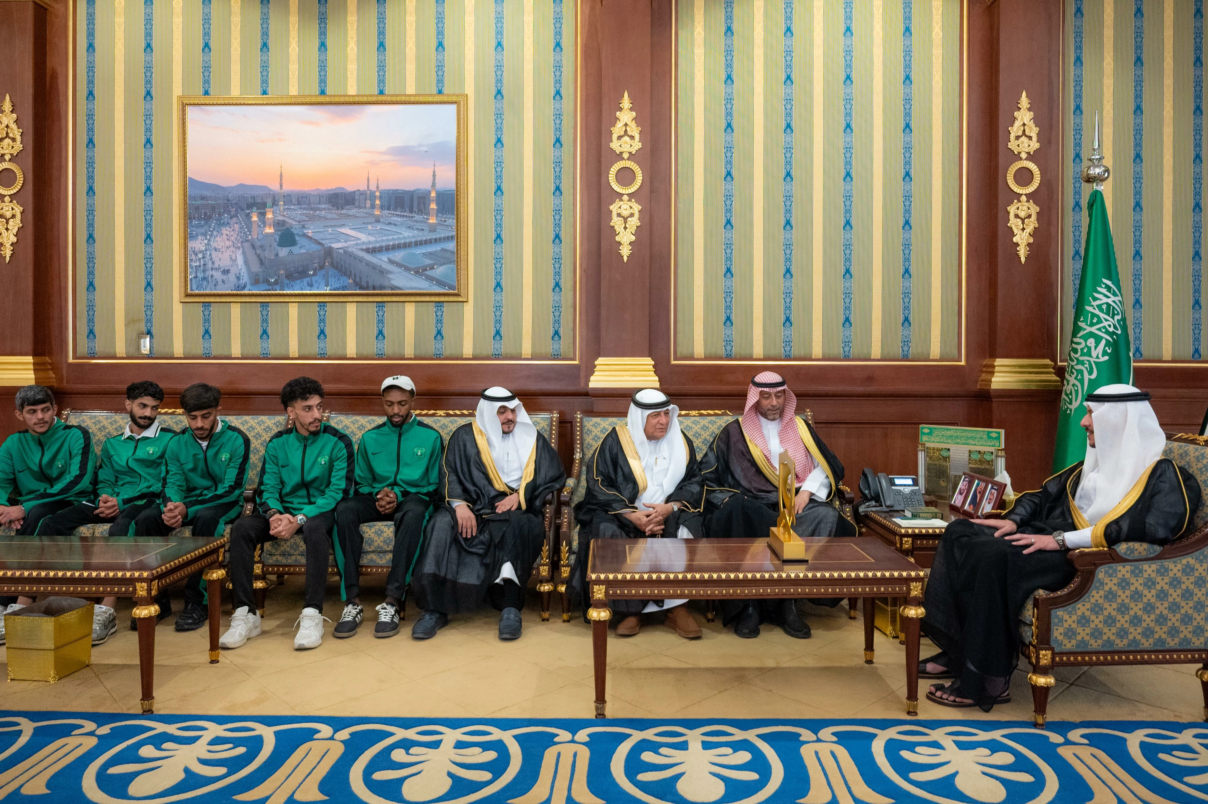 نائب أمير المدينة يستقبل نادي المجد بعد البطولة