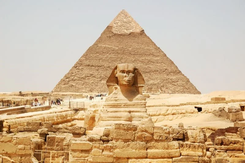 خصائص مقاومة الزلازل في الهرم الأكبر