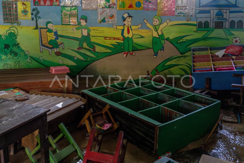 فيضانات دماك تدمر المنازل وتؤثر على آلاف السكان