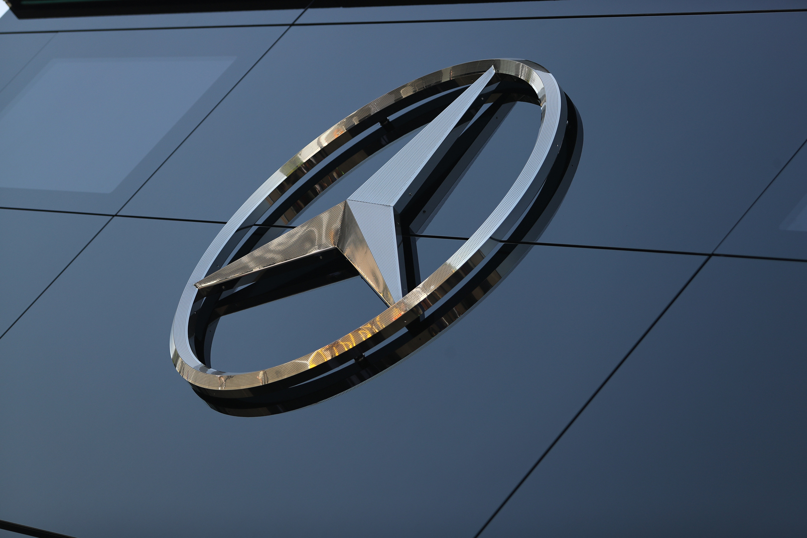 تراجع أرباح مرسيدس بنز 17% بفعل ضغوط التكاليف