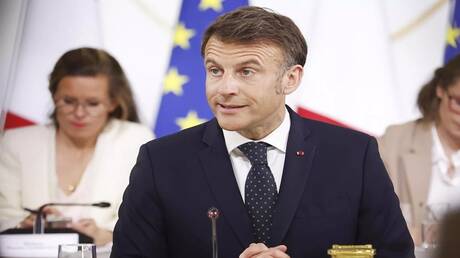 ماكرون يرفض القطيعة مع الجزائر ويصفها بالجنون