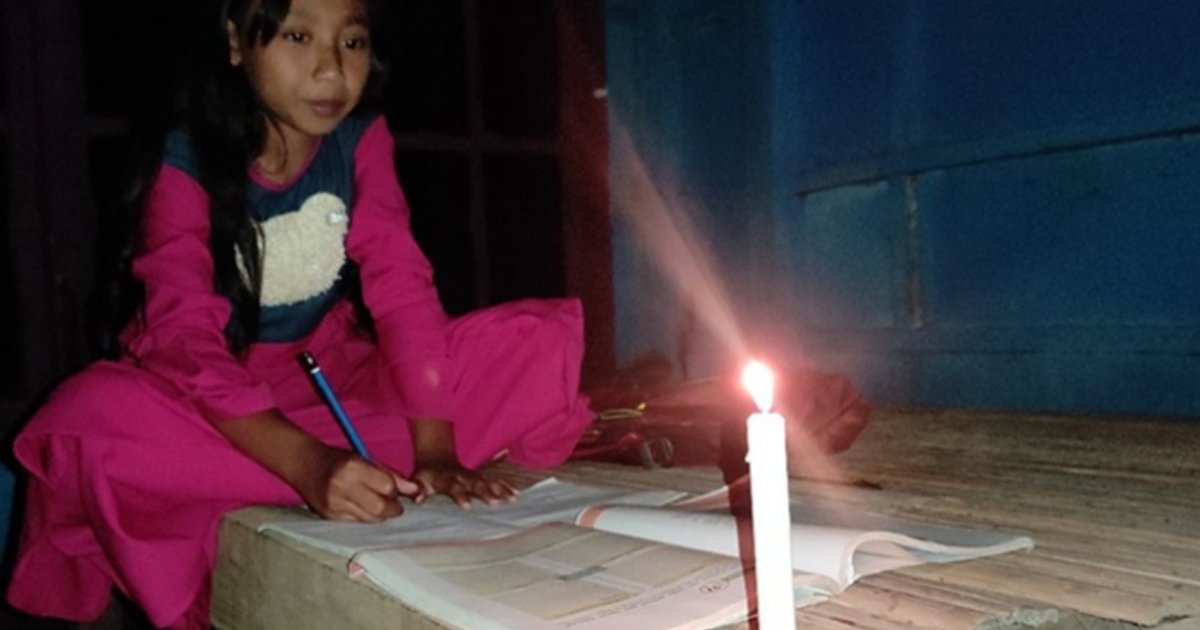 إدخال الكهرباء إلى قرى دلي سردان في إندونيسيا