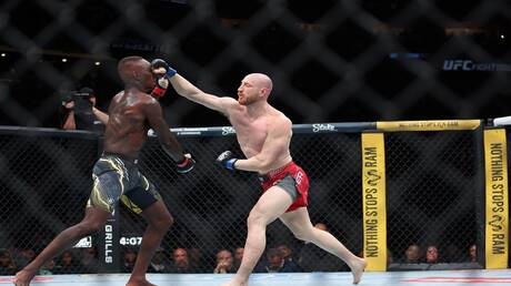 Joe Baiver vence Adesanya em luta emocionante no UFC