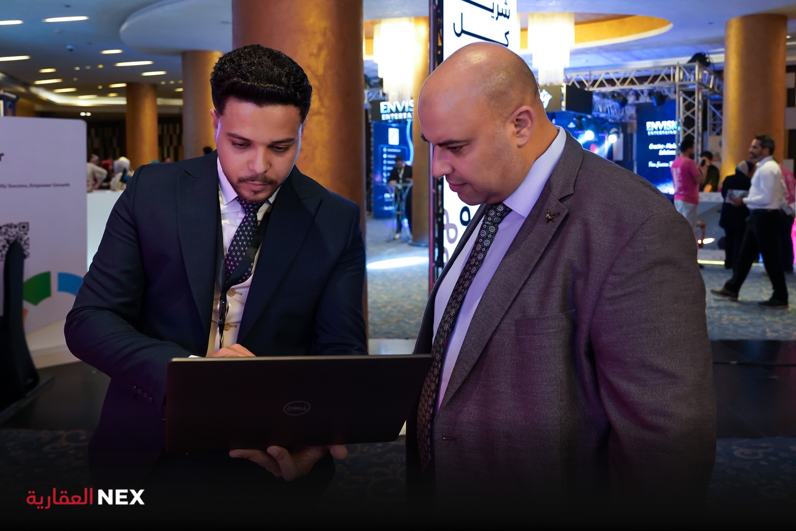 فريق NEX يستعرض المنصة لأحد الزوار