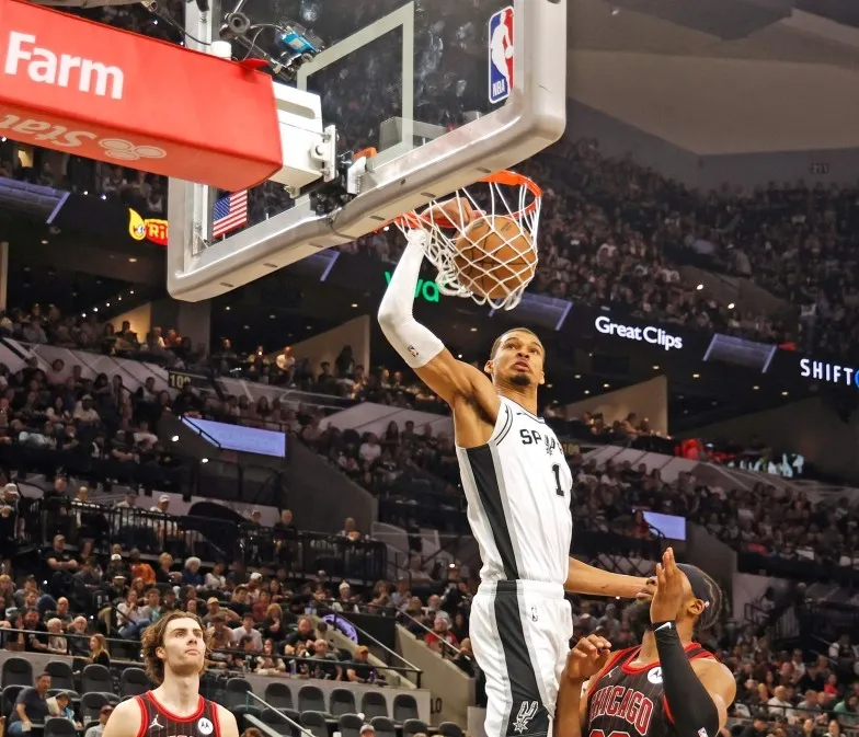 ويمبانياما يتألق في فوز سبيرز على بولز