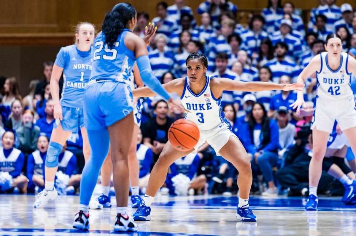 دوق يتجاوز UCLA في ربع النهائي بعد فوز مثير