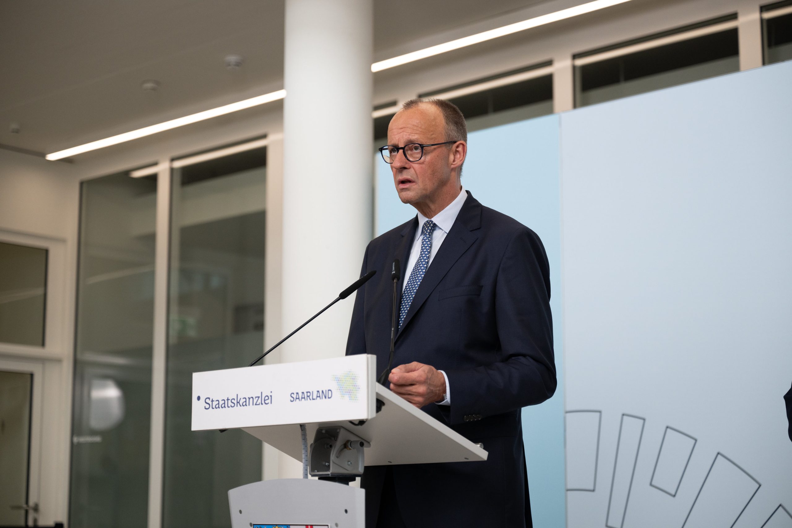 دعوات اليمين الأوروبي لتخفيف القوانين وتأثيراتها