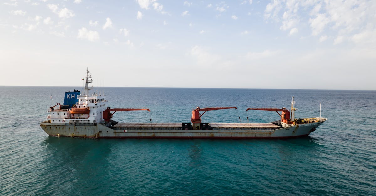 يخت روسي بقيمة 500 مليون دولار يعبر مضيق هرمز