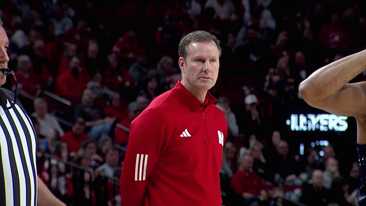 فريد هوبرغ يتوج بجائزة أفضل مدرب بعد نجاحه مع نبراسكا