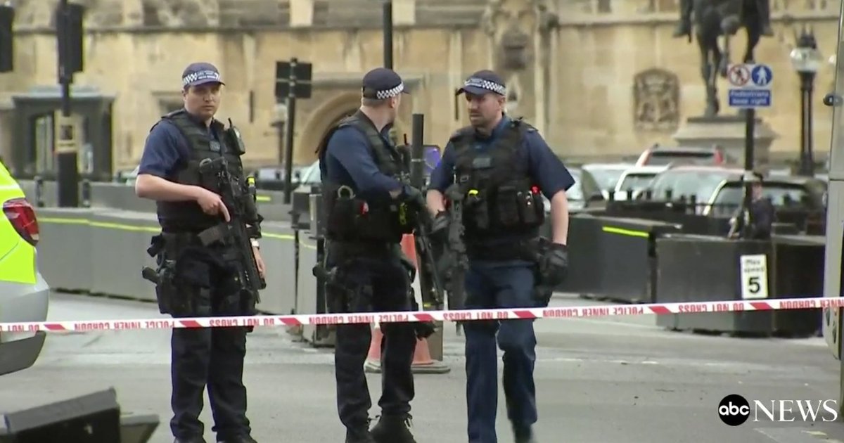 إقالة ضباط شرطة متروبوليتان بعد العثور على أسلحة في لندن
