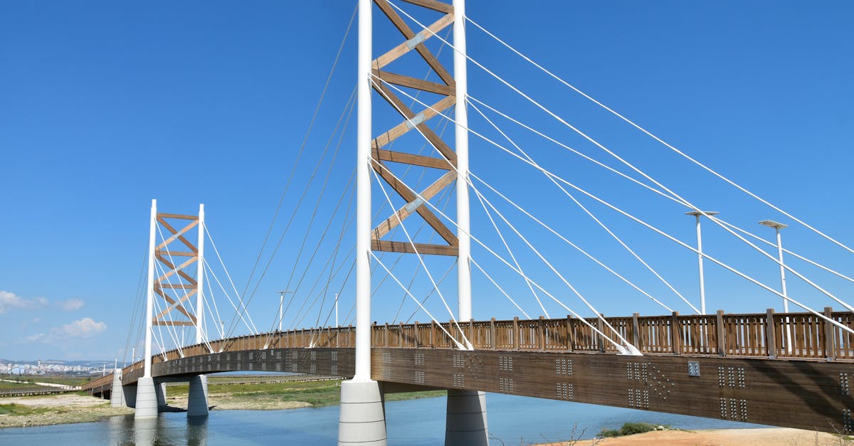 هجمات جوية تستهدف الجسور الحيوية في إيران