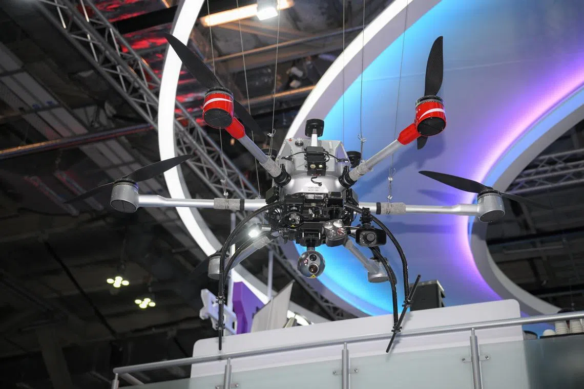 سنغافورة تطور طائرات مسيرة لتعزيز السلامة العامة