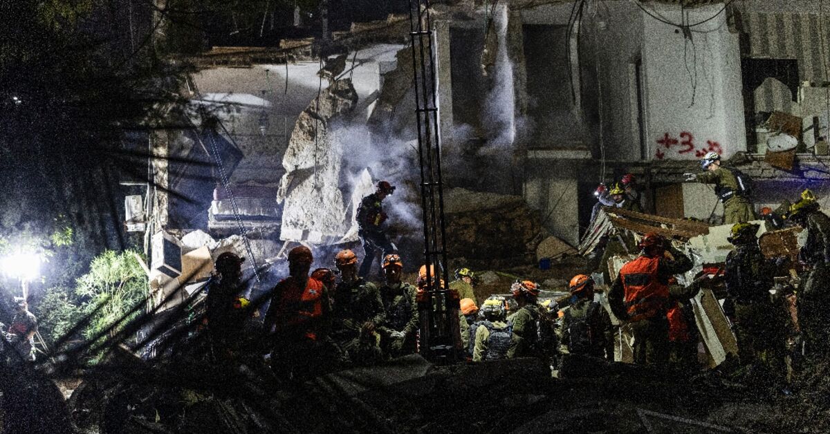 إسرائيل تبحث عن مفقودين بعد ضربة صاروخية في حيفا