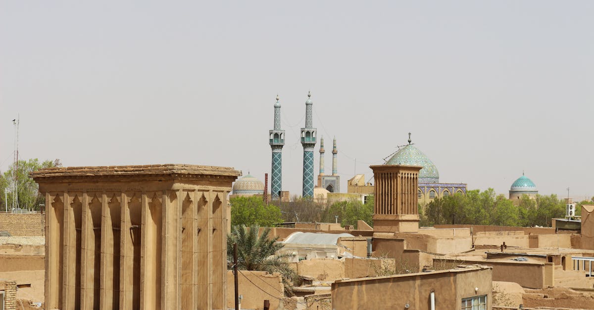 إيران تشن هجمات على الكويت والإمارات بعد غارات جوية