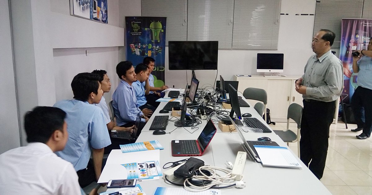 نظام العمل من المنزل للمعلمين في إندونيسيا