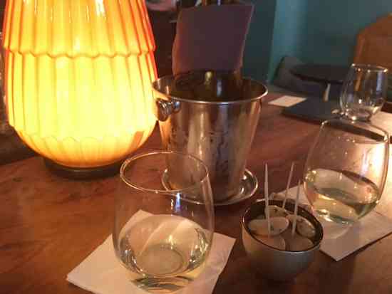 بار النبيذ 'بينسيا' في تل أبيب: تجربة فريدة