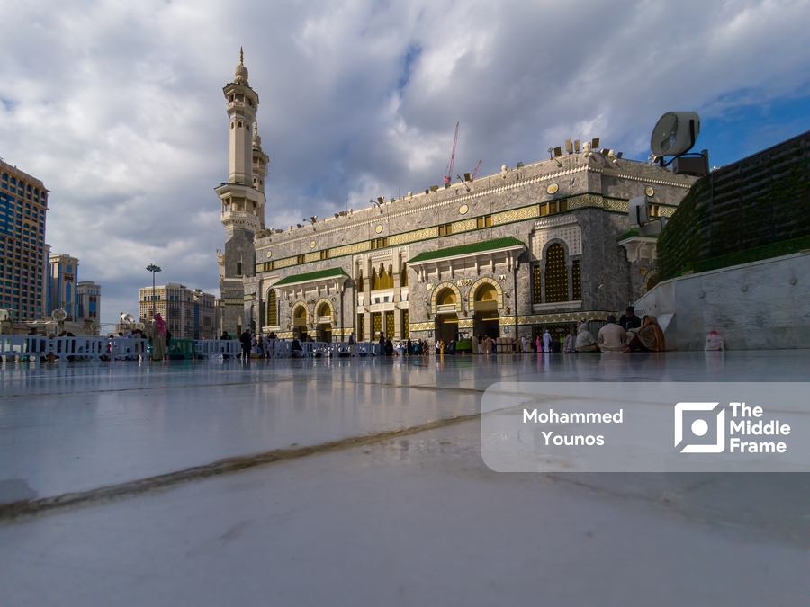 محمد بن راشد يؤدي العمرة في مكة المكرمة