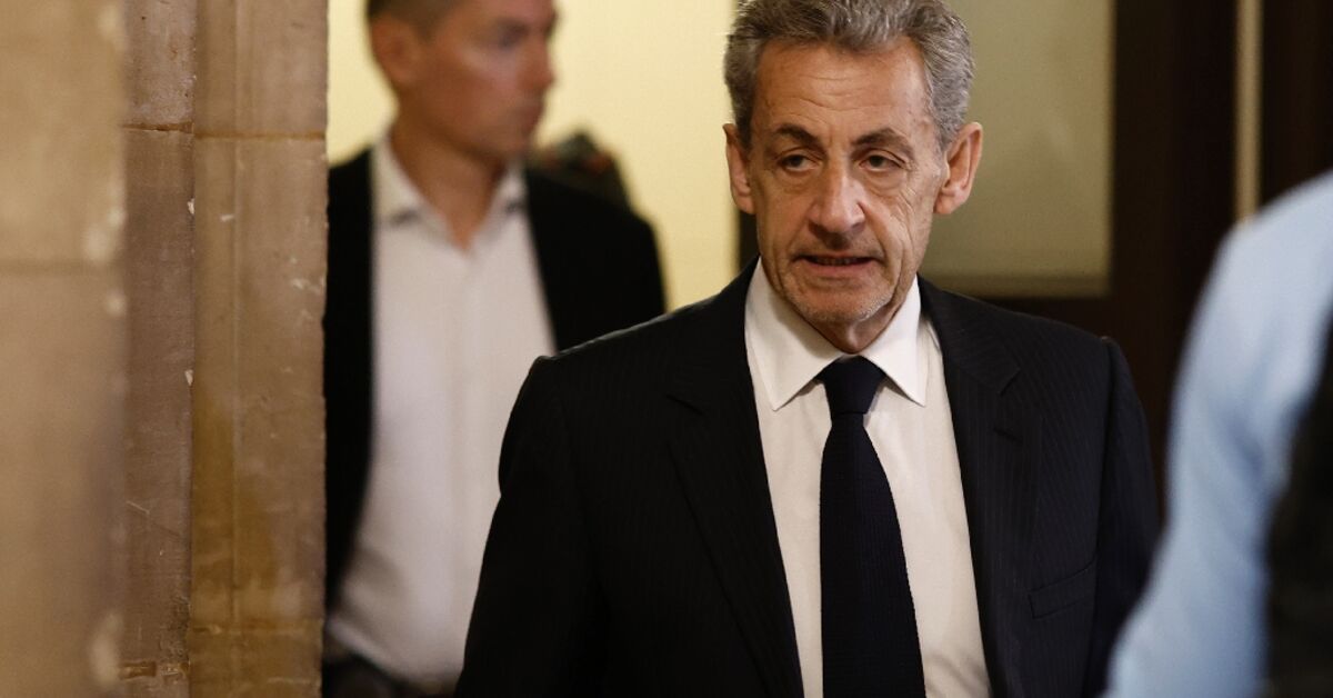 ساركوزي ينفي تلقي أموال ليبية