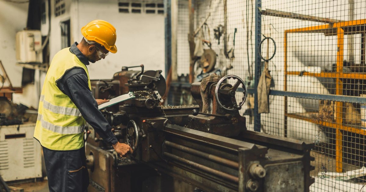 تحديات نمو المصانع في السعودية حتى 2025