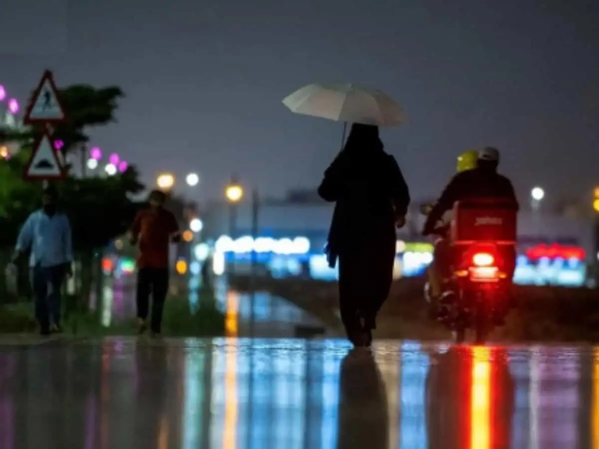 أمطار رعدية غزيرة تهدد بجريان السيول في المملكة