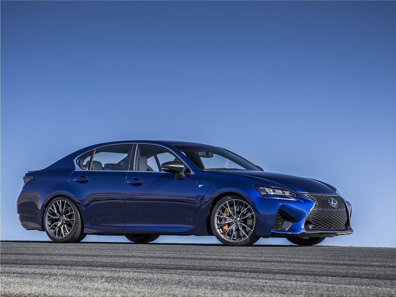 لكزس GS F: سيارة رياضية فاخرة بأداء متميز