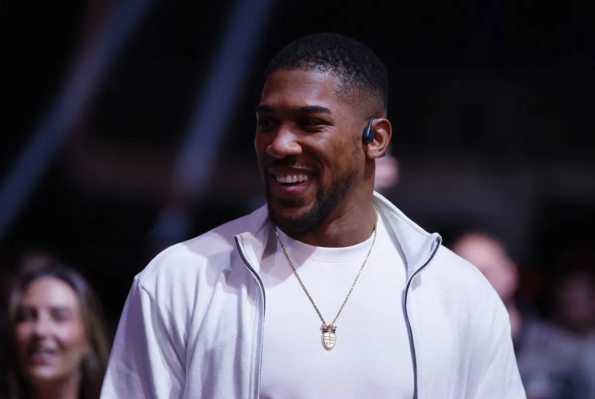 أنتوني جوشوا يظهر بعد حادث سير مروّع